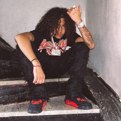 DD Osama took a picture in a black outfit on a staircase for an Instagram post.